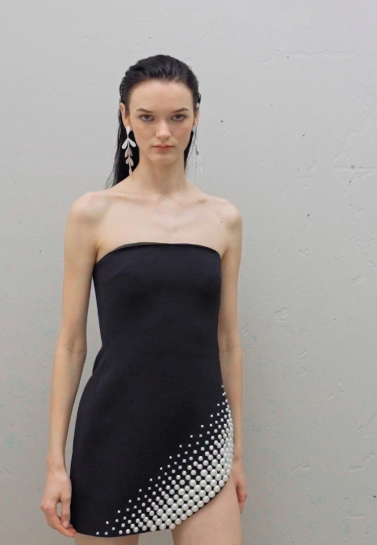 PEARL ASSYM HEM STRAPLESS MINI DRESS - Cocktailkleid/festliches Kleid - Black/white 2 PEARL ASSYM HEM STRAPLESS MINI DRESS - Cocktailkleid/festliches Kleid - Black/white – Bild 2