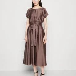 SWING DRESS - Cocktailkleid/festliches Kleid - Nougat Brown
