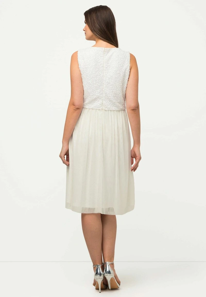 Ulla Popken MIDI À PAILLETTES SANS MANCHES COL EN V - Cocktailkleid/festliches Kleid - Blanc Cassé 3 Ulla Popken MIDI À PAILLETTES SANS MANCHES COL EN V - Cocktailkleid/festliches Kleid - Blanc Cassé – Bild 3