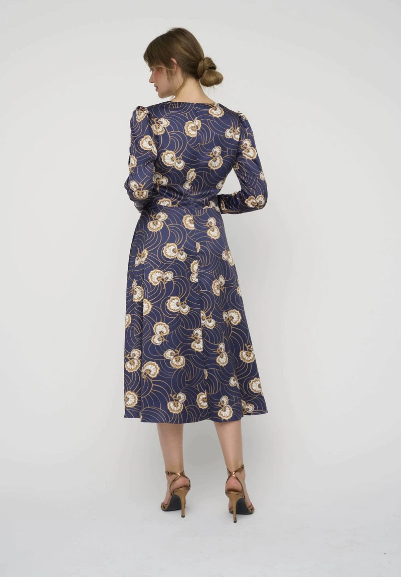 KLEO MIT BLUMENPRINT UND V AUSS - Cocktailkleid/festliches Kleid - Blau 3 KLEO MIT BLUMENPRINT UND V AUSS - Cocktailkleid/festliches Kleid - Blau – Bild 3