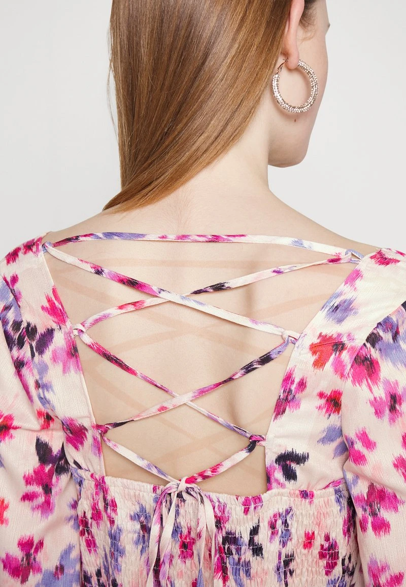 In The Style PERRIE SIAN FLORAL PRINT RUFFLE DETAIL MINI DRESS WITH LACE BACK - Cocktailkleid/festliches Kleid - Pink 5 In The Style PERRIE SIAN FLORAL PRINT RUFFLE DETAIL MINI DRESS WITH LACE BACK - Cocktailkleid/festliches Kleid - Pink – Bild 5