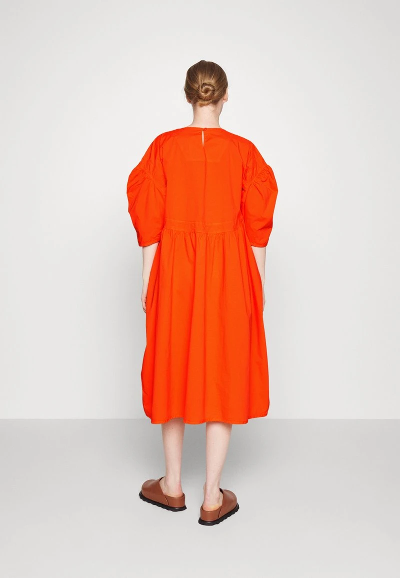 Henrik Vibskov OVER DRESS - Cocktailkleid/festliches Kleid - Flame Orange 4 Henrik Vibskov OVER DRESS - Cocktailkleid/festliches Kleid - Flame Orange – Bild 4