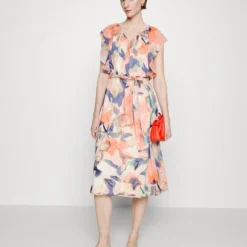 DKNY RUFFLE SLV V-NECK DRESS - Cocktailkleid/festliches Kleid - Sunkist Coral/spring Navy -Günstiges Fem Glanz Geschäft 35c145a1504b4b18880c8b2c2d83b4c9