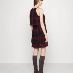 DKNY PLEATED TIERED RUFFLED DRESS - Cocktailkleid/festliches Kleid - Elegant Red 8 DKNY PLEATED TIERED RUFFLED DRESS - Cocktailkleid/festliches Kleid - Elegant Red -Günstiges Fem Glanz Geschäft 48621bda2562482aa1a9826e6e8522db