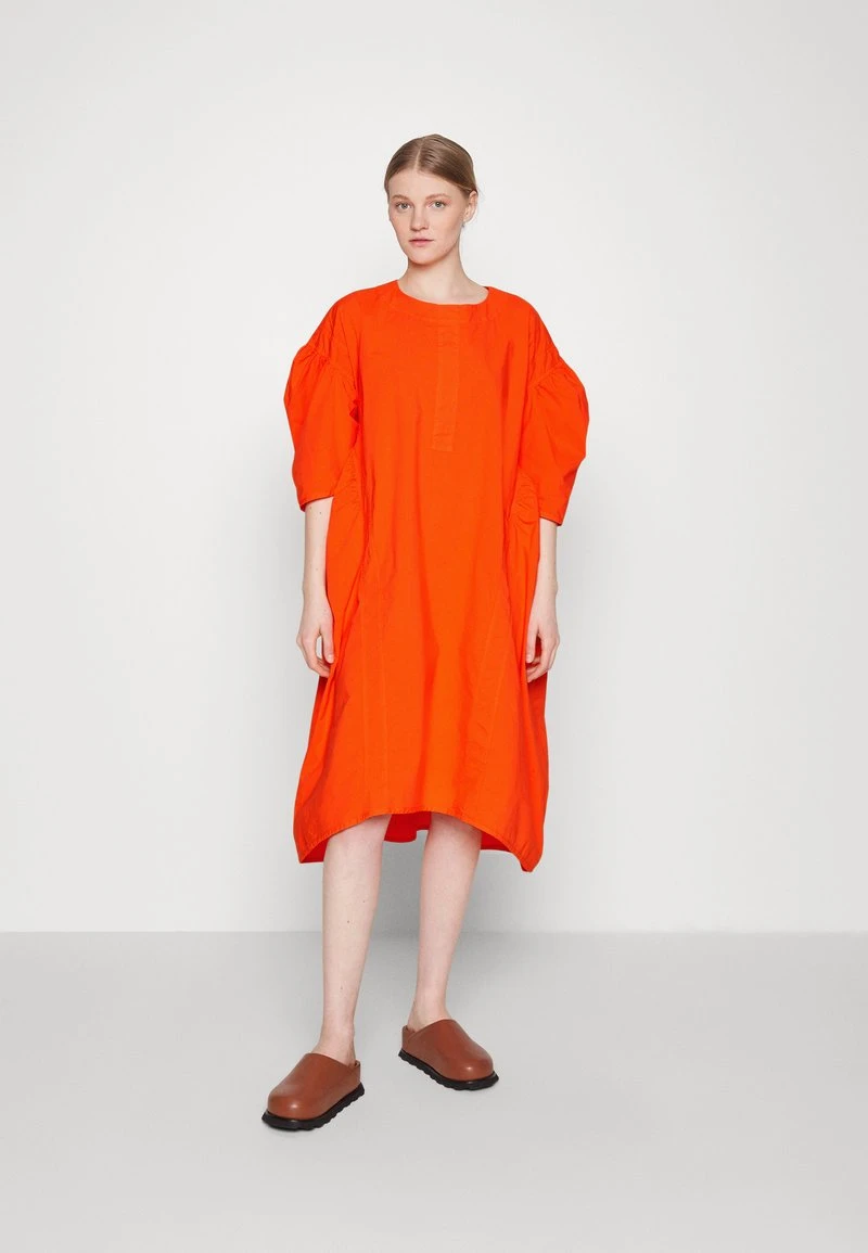 Henrik Vibskov OVER DRESS - Cocktailkleid/festliches Kleid - Flame Orange 1 Henrik Vibskov OVER DRESS - Cocktailkleid/festliches Kleid - Flame Orange