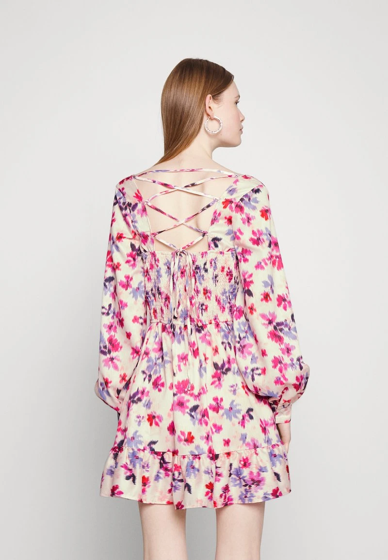 In The Style PERRIE SIAN FLORAL PRINT RUFFLE DETAIL MINI DRESS WITH LACE BACK - Cocktailkleid/festliches Kleid - Pink 3 In The Style PERRIE SIAN FLORAL PRINT RUFFLE DETAIL MINI DRESS WITH LACE BACK - Cocktailkleid/festliches Kleid - Pink – Bild 3