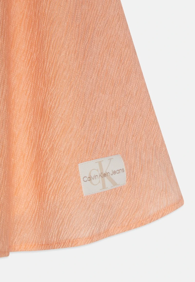 Calvin Klein Jeans CRINKLE FIT FLARE DRESS - Cocktailkleid/festliches Kleid - Fresh Cantaloupe 3 Calvin Klein Jeans CRINKLE FIT FLARE DRESS - Cocktailkleid/festliches Kleid - Fresh Cantaloupe – Bild 3