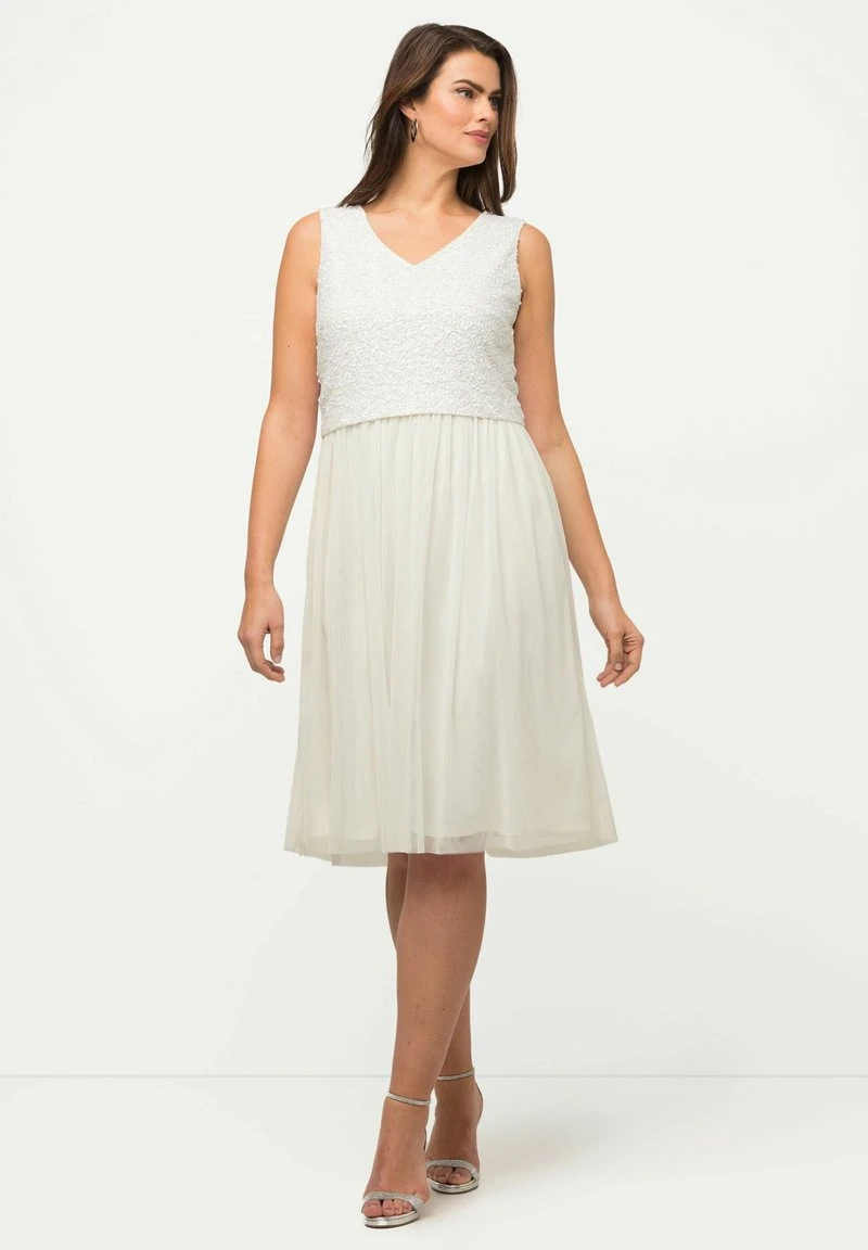 Ulla Popken MIDI À PAILLETTES SANS MANCHES COL EN V - Cocktailkleid/festliches Kleid - Blanc Cassé 2 Ulla Popken MIDI À PAILLETTES SANS MANCHES COL EN V - Cocktailkleid/festliches Kleid - Blanc Cassé – Bild 2