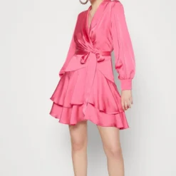 Forever New MIKAYLA MINI DRESS - Cocktailkleid/festliches Kleid - Raspberry Jelly -Günstiges Fem Glanz Geschäft ab0097565e1646329ef703801f02a1c1