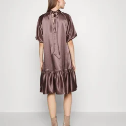 Bruuns Bazaar BERGAMOT ADELEN DRESS - Cocktailkleid/festliches Kleid - Plum Lavender 8 Bruuns Bazaar BERGAMOT ADELEN DRESS - Cocktailkleid/festliches Kleid - Plum Lavender -Günstiges Fem Glanz Geschäft abd494dc1b68483794ce5467dea90850