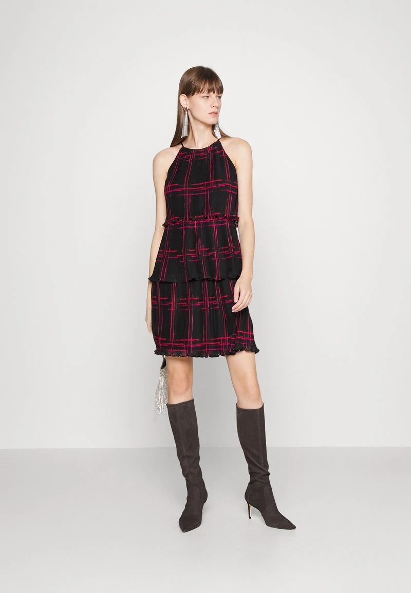 DKNY PLEATED TIERED RUFFLED DRESS - Cocktailkleid/festliches Kleid - Elegant Red 2 DKNY PLEATED TIERED RUFFLED DRESS - Cocktailkleid/festliches Kleid - Elegant Red – Bild 2