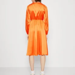 Vila VIPETIA V NECK MIDI DRESS - Cocktailkleid/festliches Kleid - Tigerlily -Günstiges Fem Glanz Geschäft bd3e512df7824ffa8f81cfeddbfb80dd