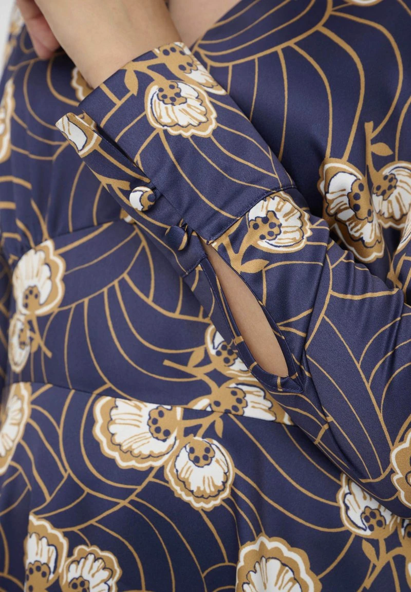 KLEO MIT BLUMENPRINT UND V AUSS - Cocktailkleid/festliches Kleid - Blau 5 KLEO MIT BLUMENPRINT UND V AUSS - Cocktailkleid/festliches Kleid - Blau – Bild 5