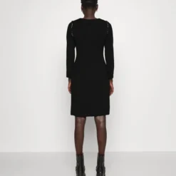 DKNY SHEATH DRESS W SHLDR CHAIN DETAIL - Cocktailkleid/festliches Kleid - Black 8 DKNY SHEATH DRESS W SHLDR CHAIN DETAIL - Cocktailkleid/festliches Kleid - Black -Günstiges Fem Glanz Geschäft ce69b4a9152f48ffa267ae9683518b04