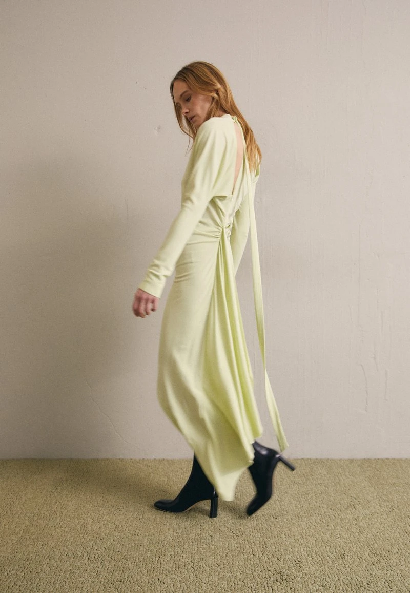 Victoria Beckham SLASH NECK RUCHED MIDI DRESS - Cocktailkleid/festliches Kleid - Lemon 1 Victoria Beckham SLASH NECK RUCHED MIDI DRESS - Cocktailkleid/festliches Kleid - Lemon