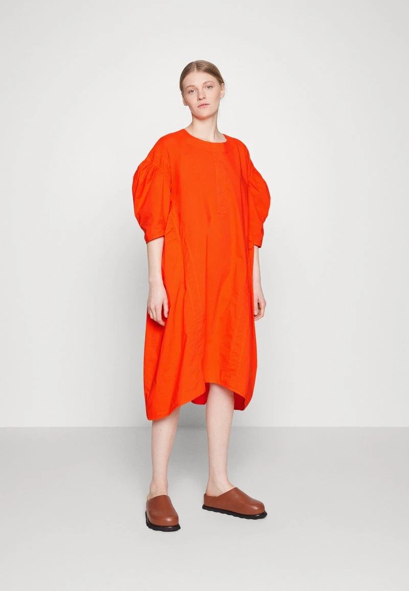 Henrik Vibskov OVER DRESS - Cocktailkleid/festliches Kleid - Flame Orange 3 Henrik Vibskov OVER DRESS - Cocktailkleid/festliches Kleid - Flame Orange – Bild 3