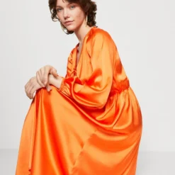 Vila VIPETIA V NECK MIDI DRESS - Cocktailkleid/festliches Kleid - Tigerlily -Günstiges Fem Glanz Geschäft ee097409f3bd4bb08d14334b1ba8661e