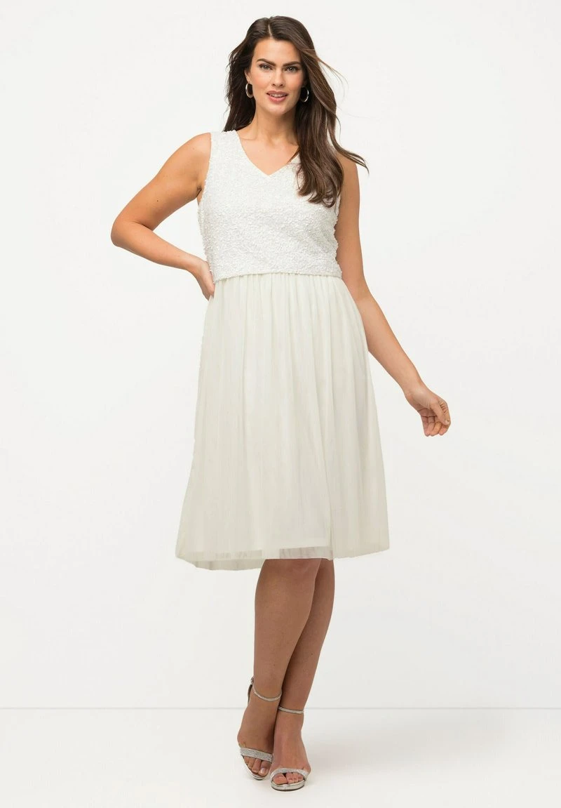 Ulla Popken MIDI À PAILLETTES SANS MANCHES COL EN V - Cocktailkleid/festliches Kleid - Blanc Cassé 1 Ulla Popken MIDI À PAILLETTES SANS MANCHES COL EN V - Cocktailkleid/festliches Kleid - Blanc Cassé