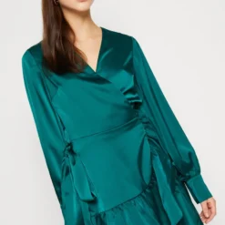 Nikkie KAYDEN DRESS - Cocktailkleid/festliches Kleid - Evergreen -Günstiges Fem Glanz Geschäft fdedf2e0e4ee4dcabcc1cd56697d2da1